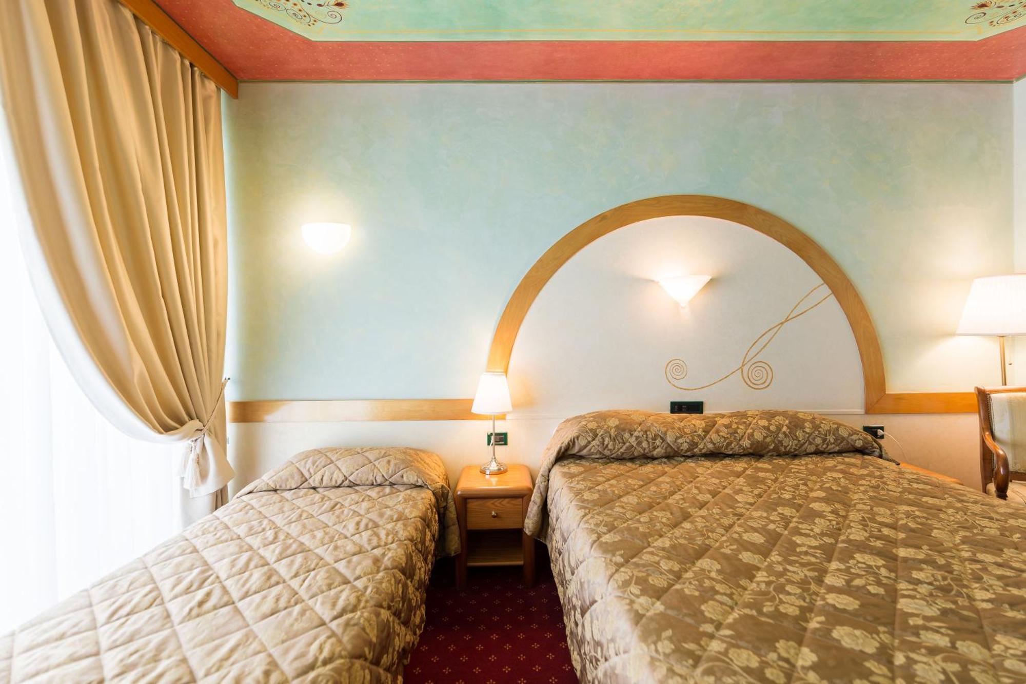 Hotel Aquila D'Oro Desenzano Desenzano del Garda Habitación foto