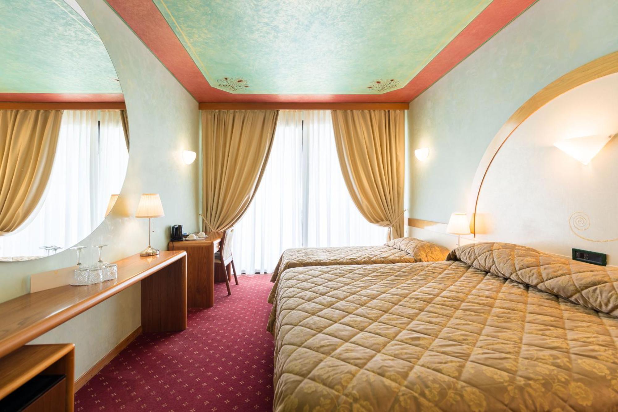 Hotel Aquila D'Oro Desenzano Desenzano del Garda Habitación foto