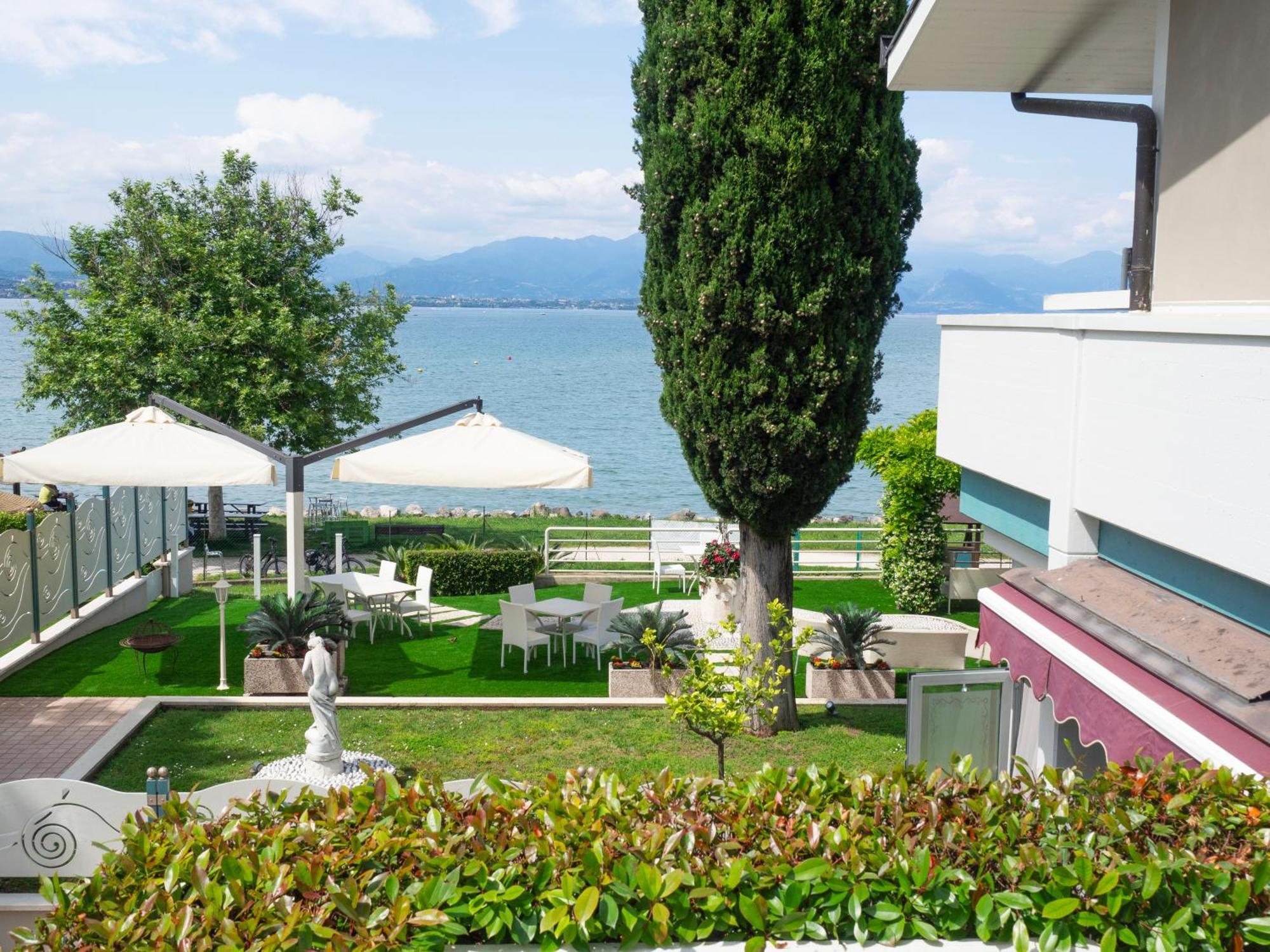Hotel Aquila D'Oro Desenzano Desenzano del Garda Exterior foto