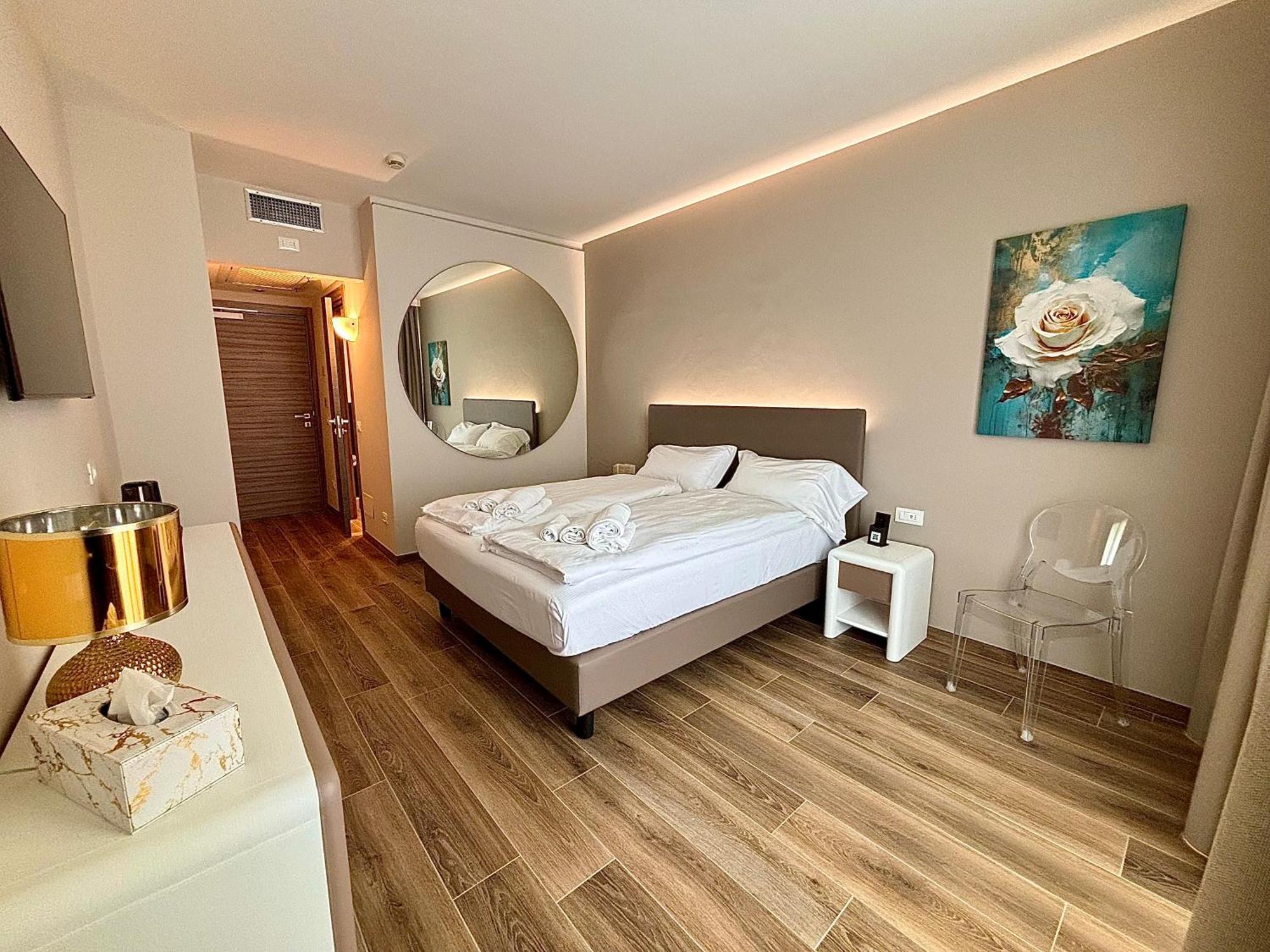 Hotel Aquila D'Oro Desenzano Desenzano del Garda Exterior foto